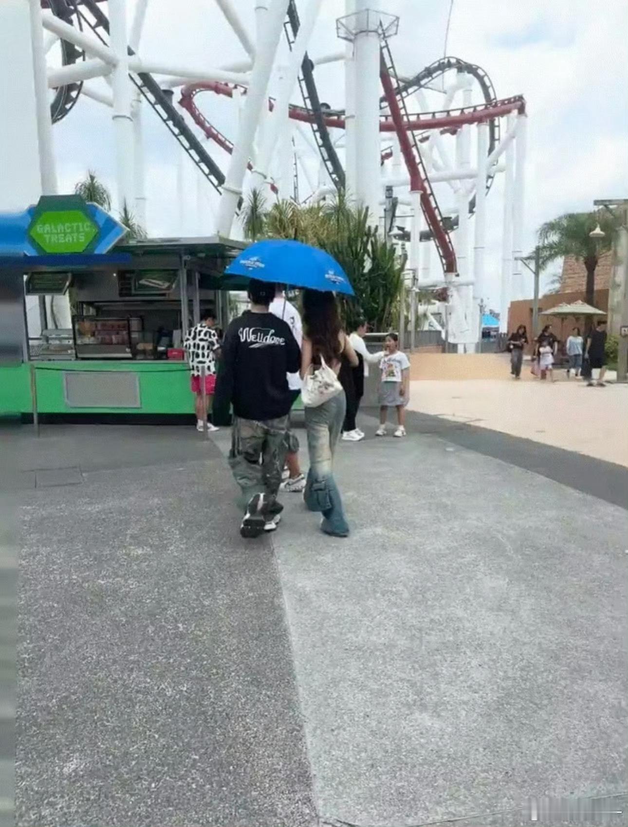 黄晓明与女子同游新加坡黄晓明又被偶遇了！这次是在新加坡，身边跟着一位年轻女生，据