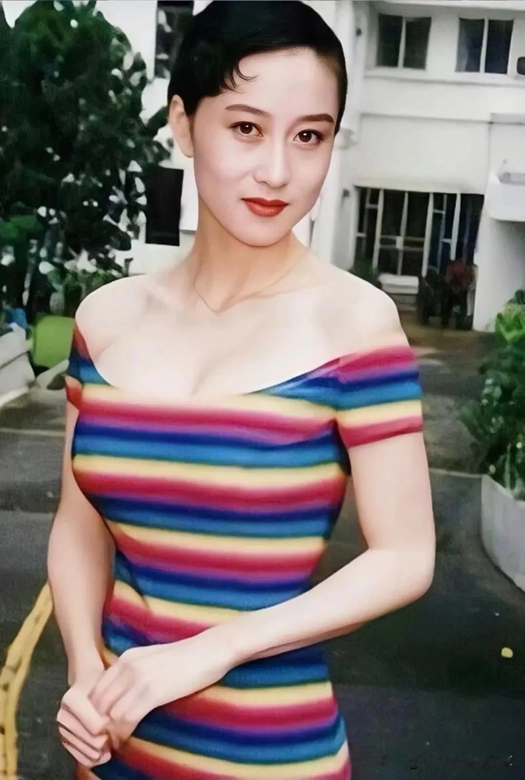 这样看来，她年轻的时候确实没有钟楚红长得漂亮，颜值一般，不过气质好，比黄秋燕耐看
