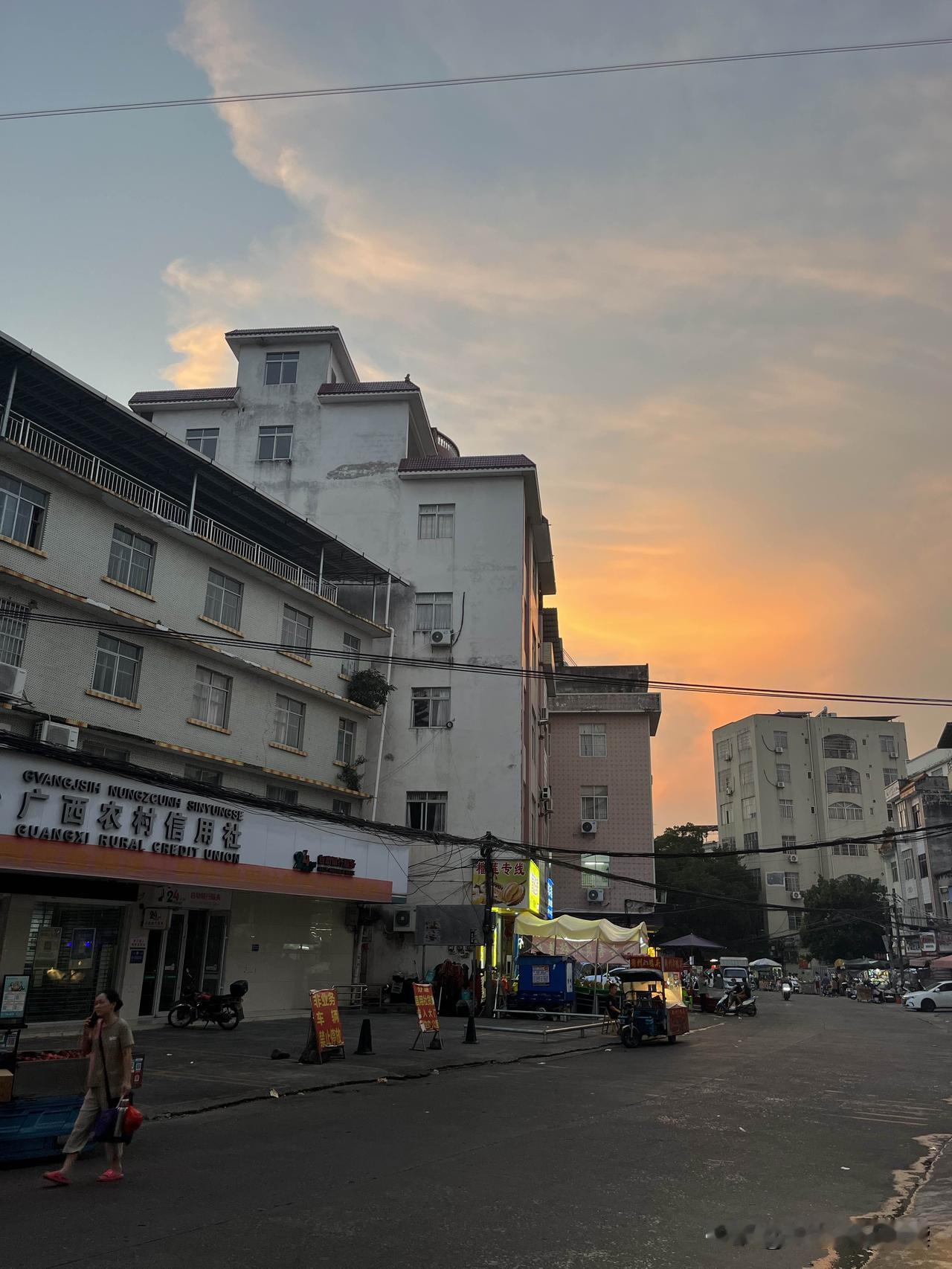 傍晚18:44分，天边已经挂上月光，最美夕阳红，晚霞把西边染成红黄色彩，黄昏红艳