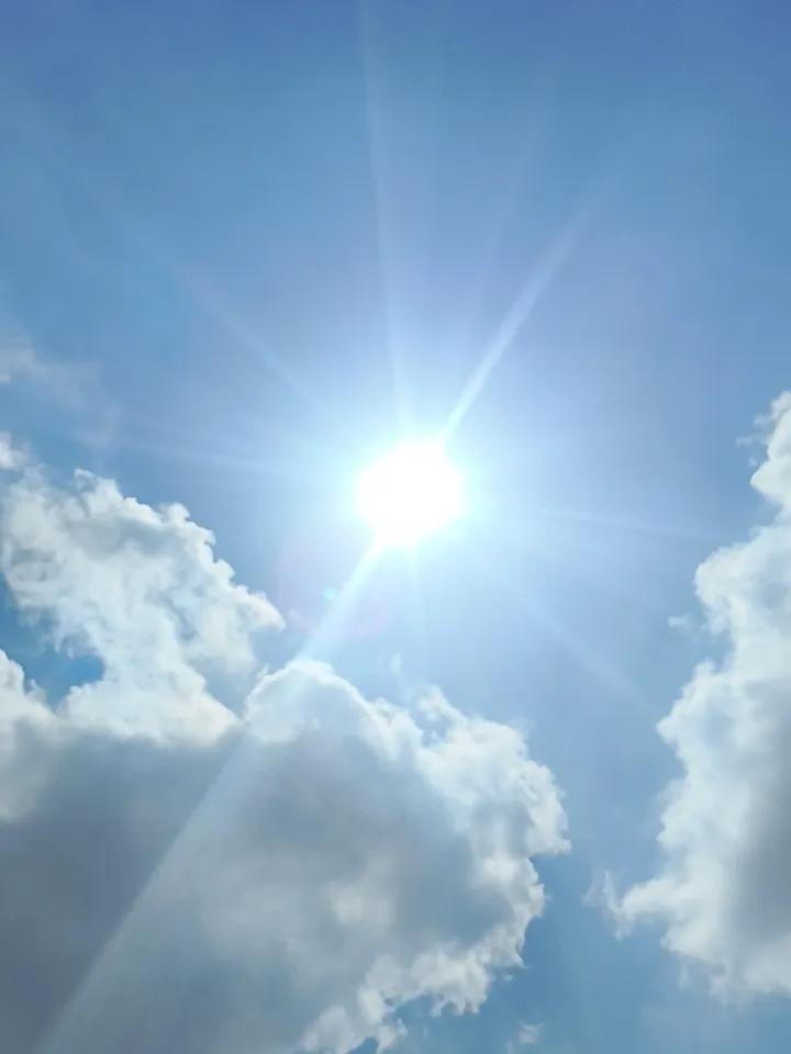 即时拍摄，太阳不是很“毒”，但是感觉很闷热！既不下雨，也不刮风，湿度也不小。