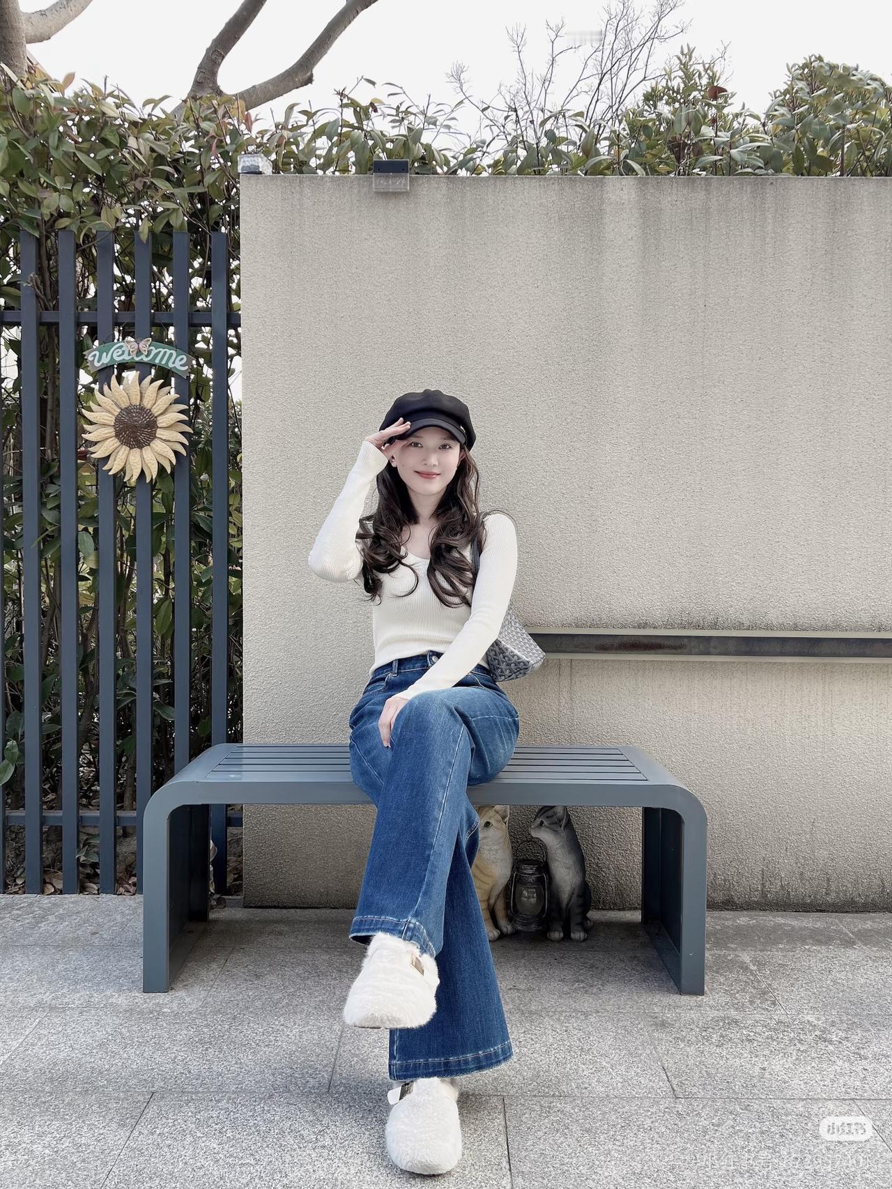 悠闲午后，阳光洒满，享受宁静时光。