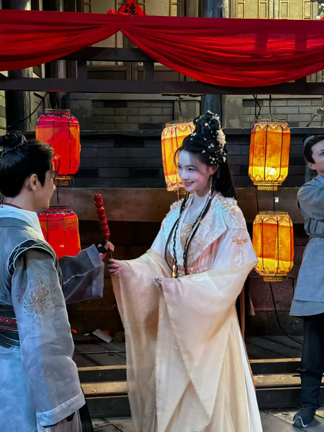 林允阿谁宝宝这是真的糖葫芦还是道具啊阿谁宝贝要一直开心下去呀