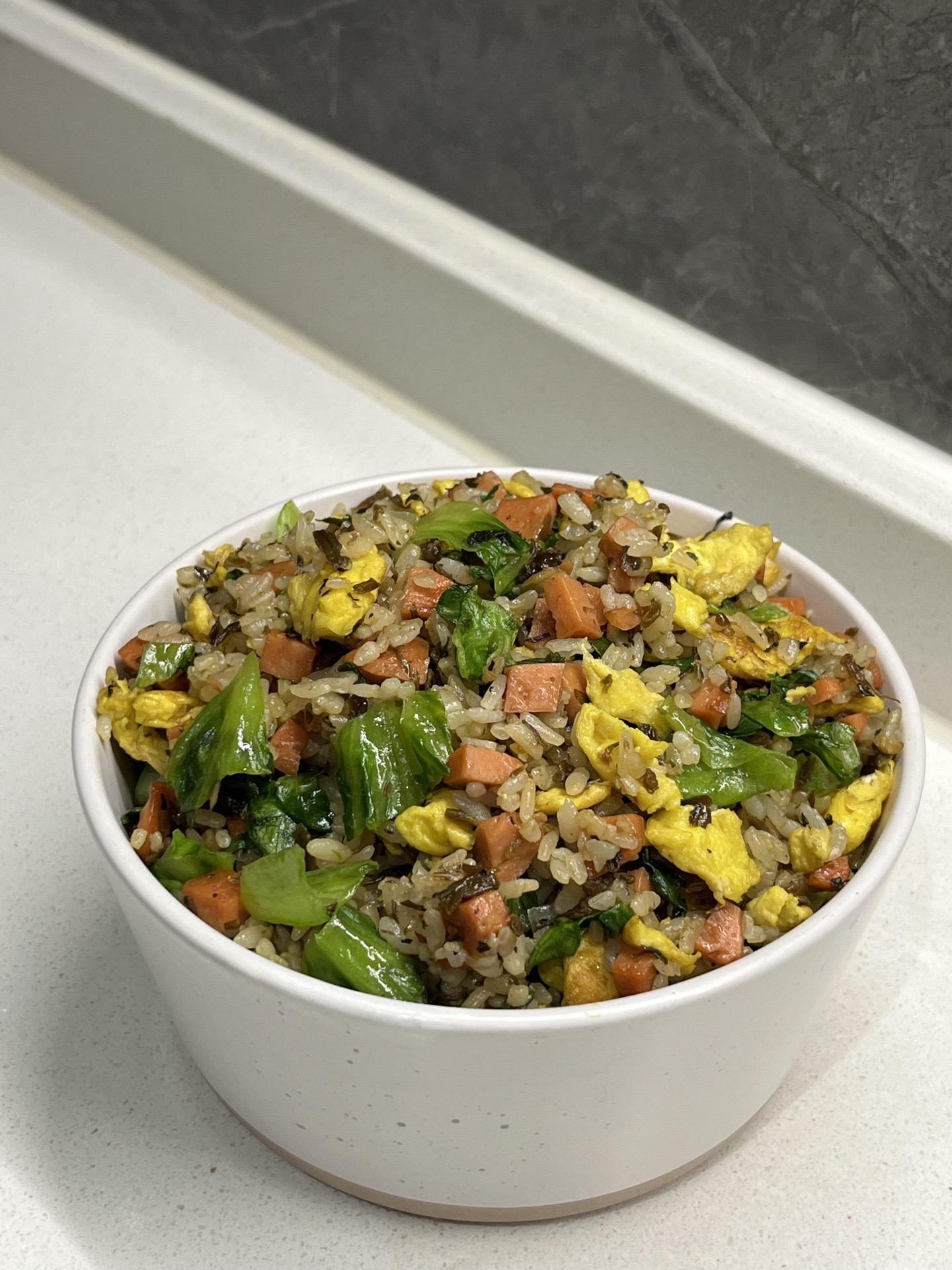 一定要去做这个炒饭。超级好吃的芽菜蛋炒饭！简单快手！有剩饭的 用隔夜剩饭炒更香炒饭用猪油更香哦。
1⃣️煎鸡蛋备用
2⃣️油热（猪油）下火腿煎至微焦 放入芽菜炒香 加入
隔夜米饭炒散 加少许盐 白胡椒粉调味 再放入鸡蛋生
菜 加少许生抽炒匀 起锅前加点味精即可