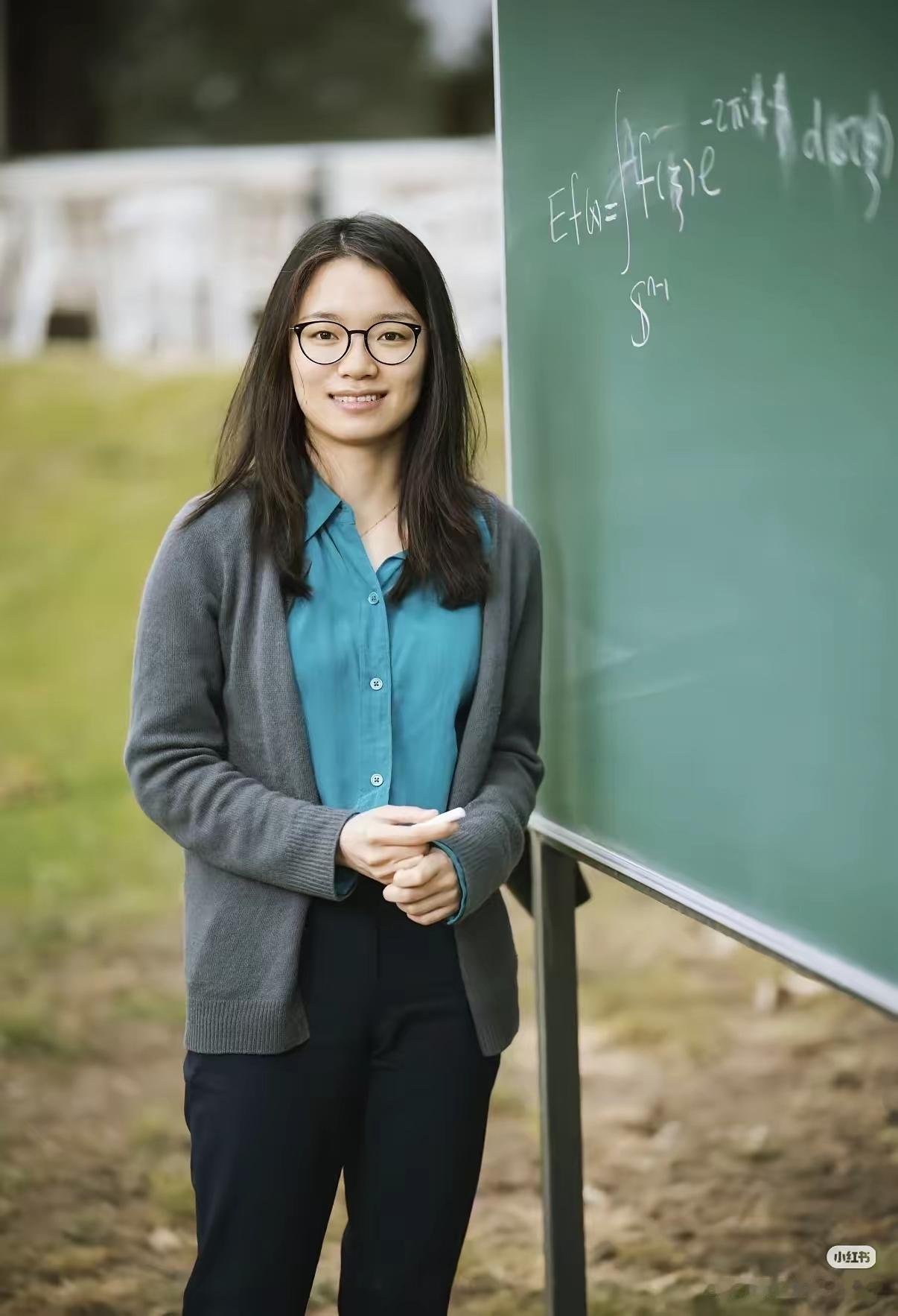 法媒：中国籍数学家王虹大赞法国。
报道称，7月23日，中国籍数学家王虹荣获数学界