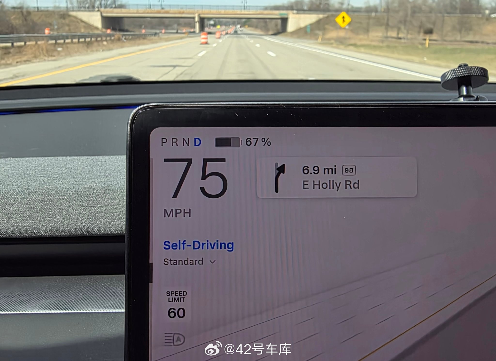 特斯拉 FSD V14 不同模式针对施工路段的速度控制差异还不小：- Chill