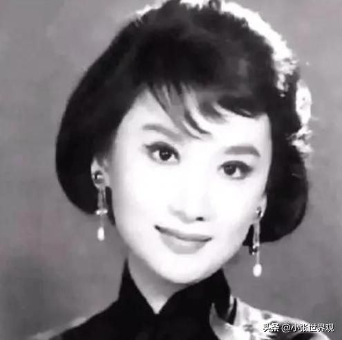 美国一座墓园里，立着一块华人墓碑。上面只刻了四个字——张于凤至。她明明姓于，墓碑