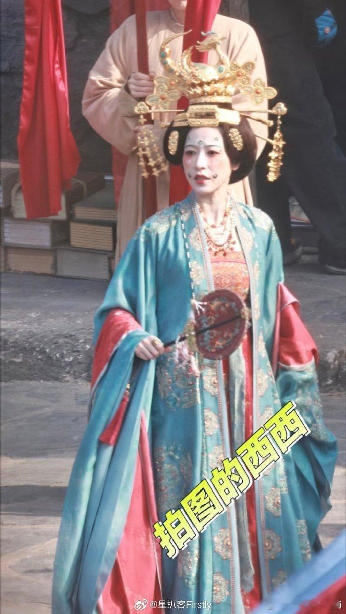 周雨彤太平年婚服路透 婚服路透一出，周雨彤直接美成《太平年》的焦点！！ 