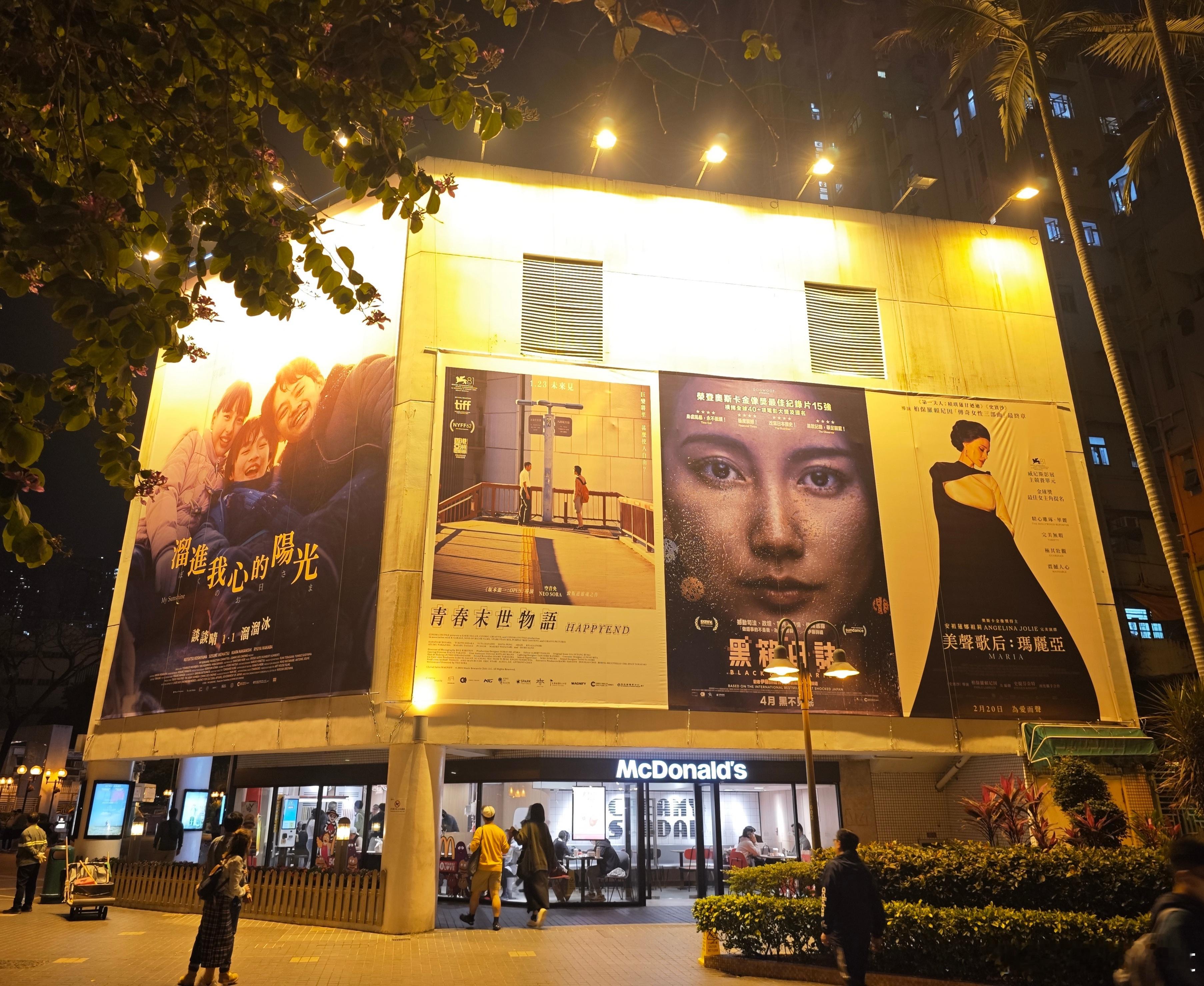 今天从澳门回来后看的第三部，满场的《火口的两人》，去年在香港电影节看的同样是导演