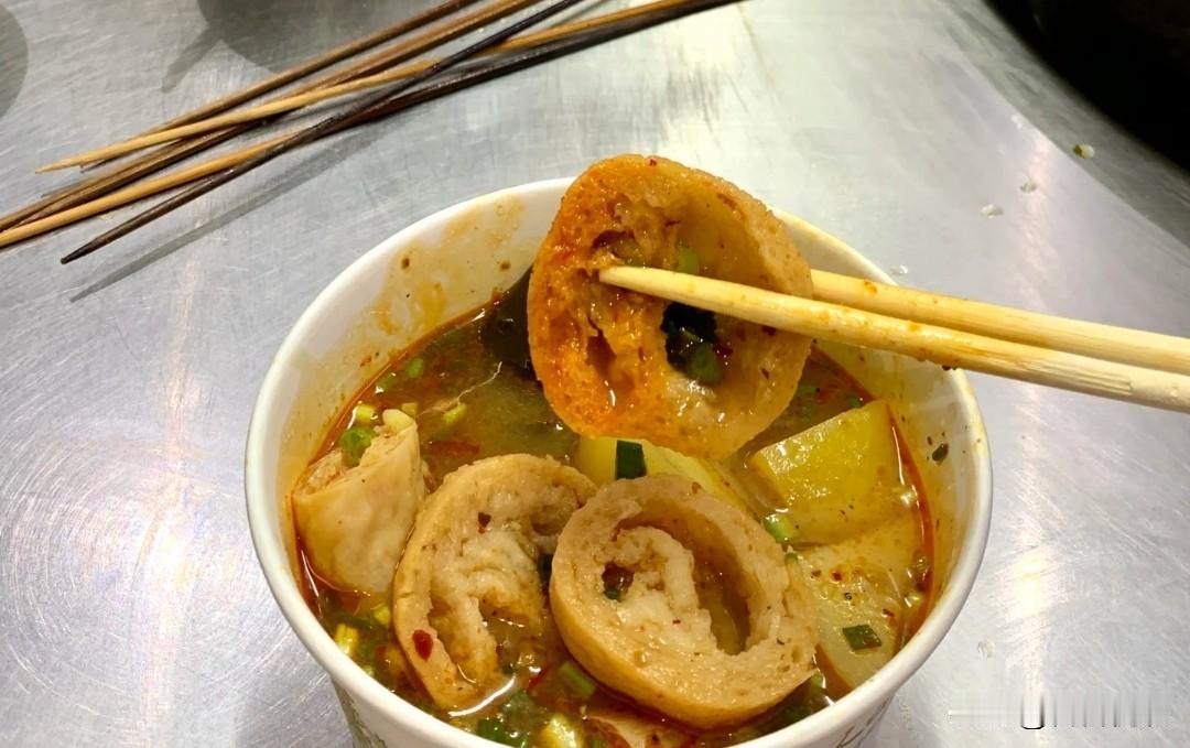 现在荆州街上的麻辣烫，早就不是以前十几块就能管饱的平民小吃了。以前吃麻辣烫，普遍