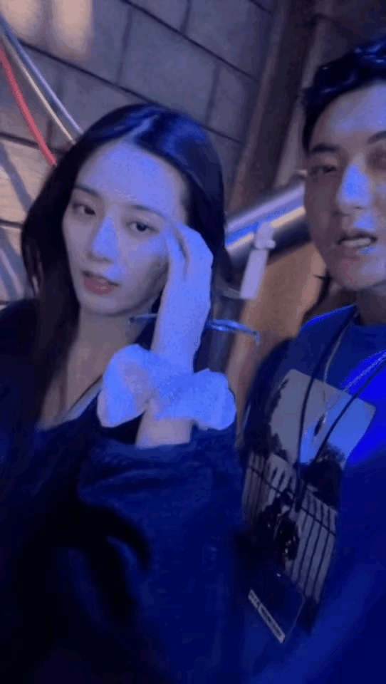 黄子韬晒与徐艺洋游环球影城vlog，徐艺洋主动亲了黄子韬脸，徐艺洋还评论真会拍，