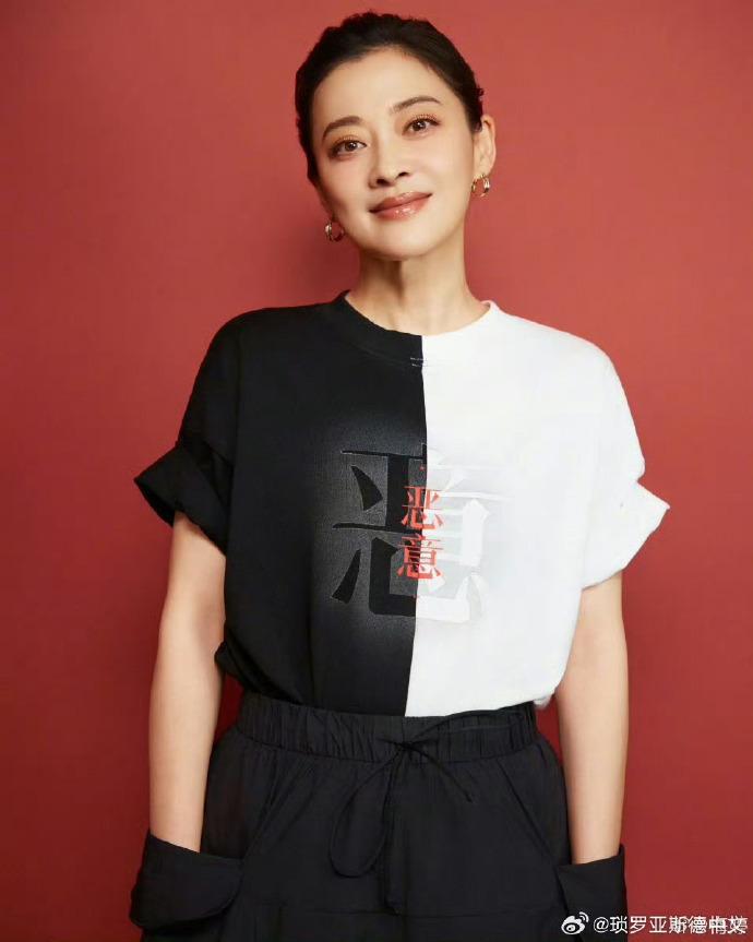 《恶意》好敢拍！电影中梅婷饰演的尤茜背后是武汉跳楼妈妈的真实故事，同样的被恶意中