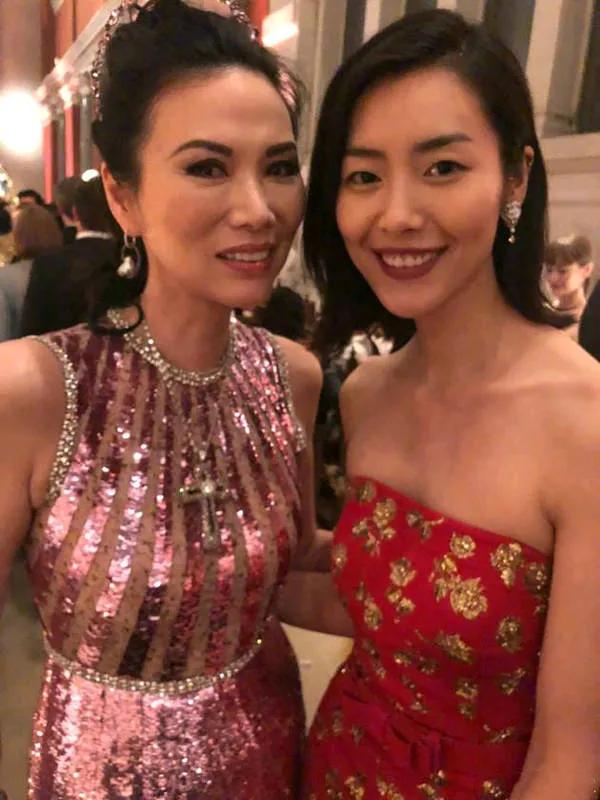发现了，邓文迪偏爱珠光宝气的服装，不过话说，她也是穿得起的，有钱如她，富婆气场她