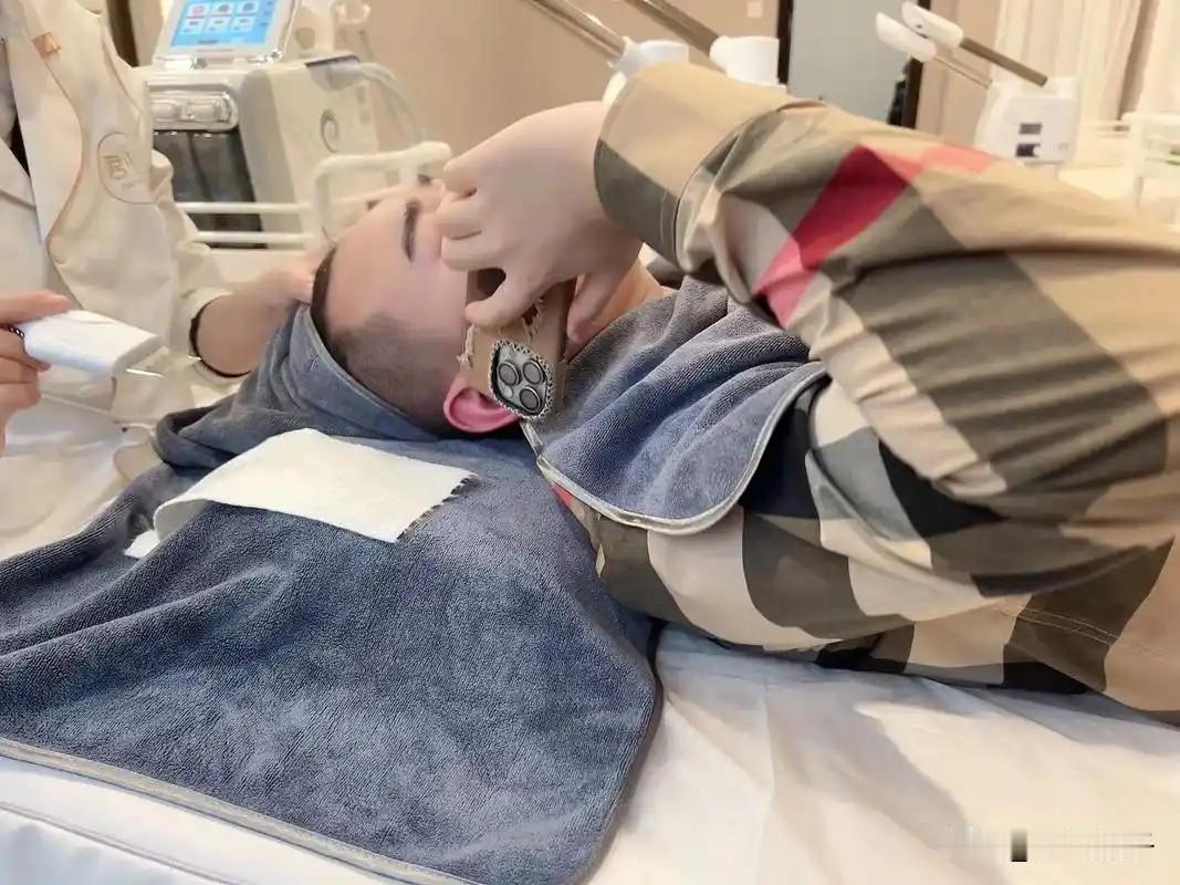 表弟为相亲，竟悄悄去做了美容？

今年春节回老家，我真是惊到了！半年没见的表弟，