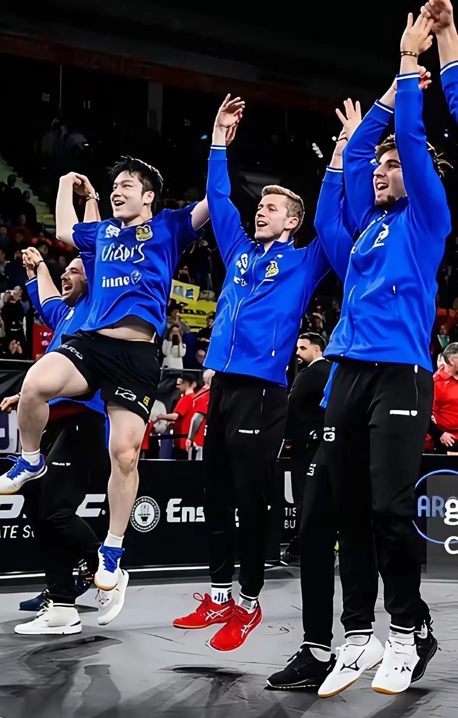 云非非老师，
深情的《往事如昔》！
歌声悠悠，
如诉回忆！
唱出往昔的幸福的记忆