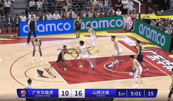 沃特斯这名来自波多黎各的外援居然能够连续戏耍国内球员，看来CBA联赛的水平真的是