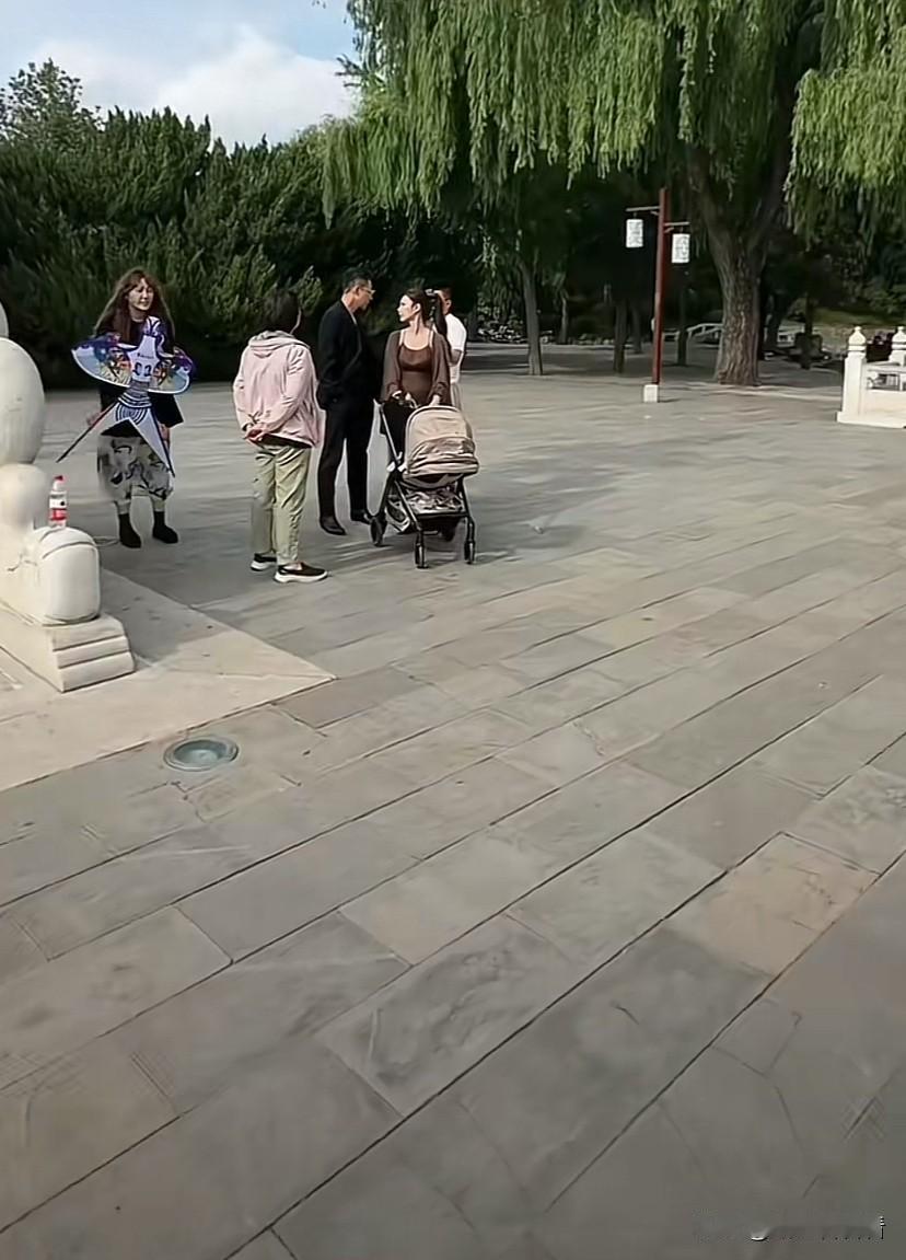 小汪宝开始炸街啦！
马筱梅推着汪宝出来溜达，马筱梅还放风筝给汪宝看，就连大妈偶遇