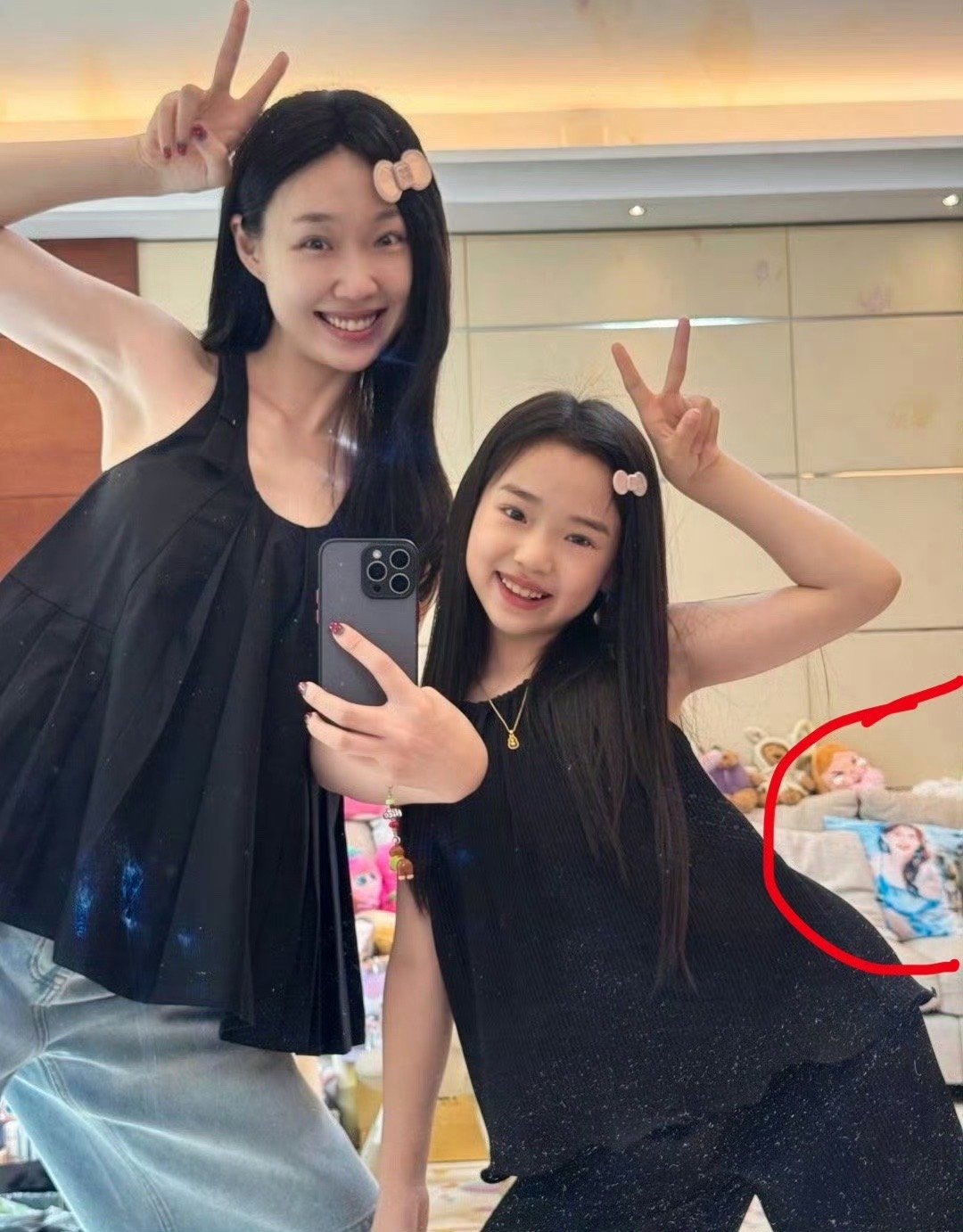 小酒窝白鹿抱枕小酒窝白鹿忠实粉丝 ​看上去有两个人，其实是三个，小酒窝真·白鹿忠