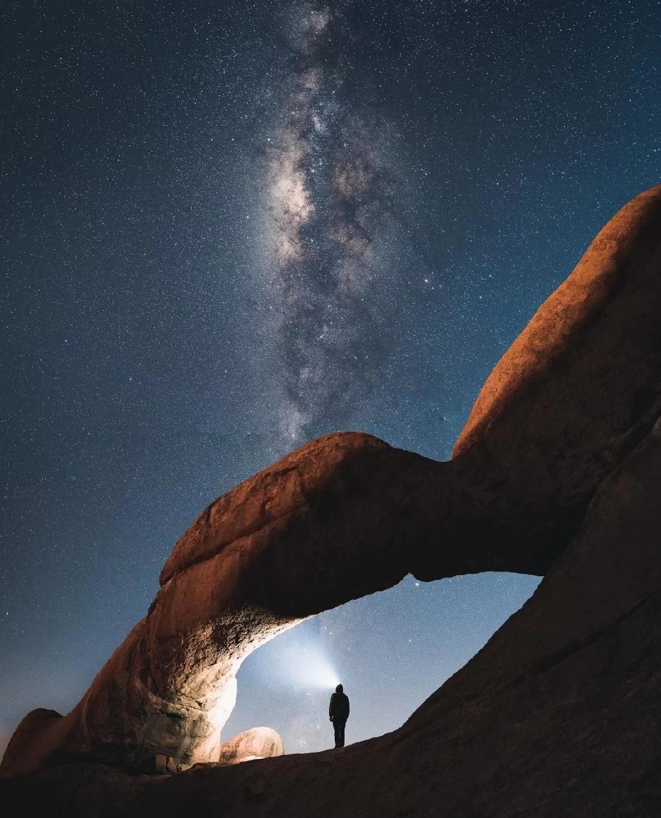 一位退休老刑警说：
“没事不要经常和朋友搅在一起，哪怕是过命的交情，家里的事不要