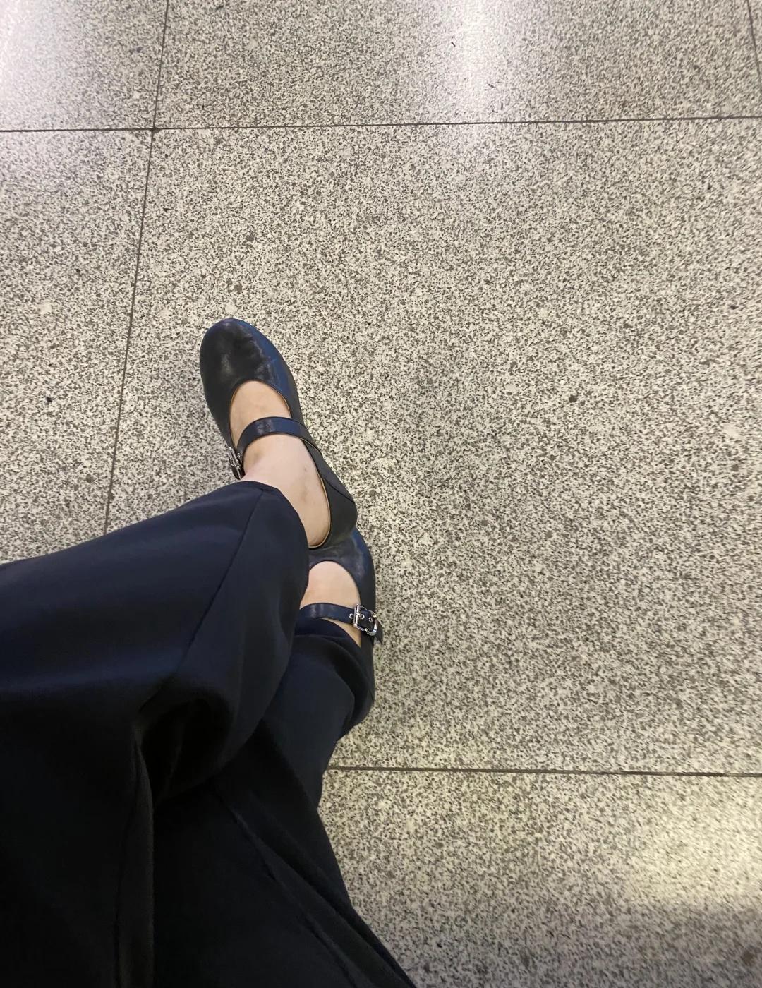 我还是穿yong动鞋吧👟…
这鞋，走路真的没鞋底… 越走越感觉在40度的太阳地