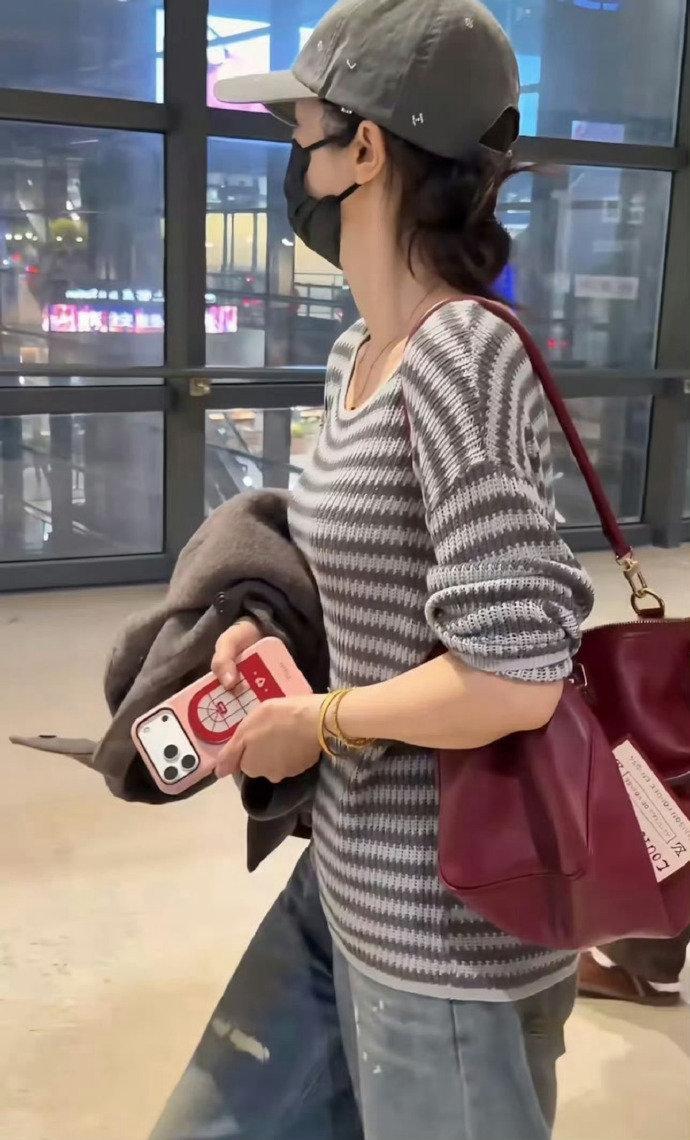 董璇在机场脱下外套，疑似用行动回应怀孕传闻。生育对女性身体的影响确实不容忽视，每