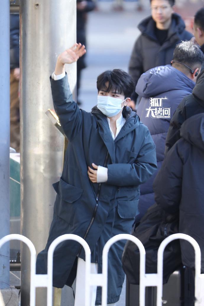 周深现身马年央视春晚第三次联排路透 