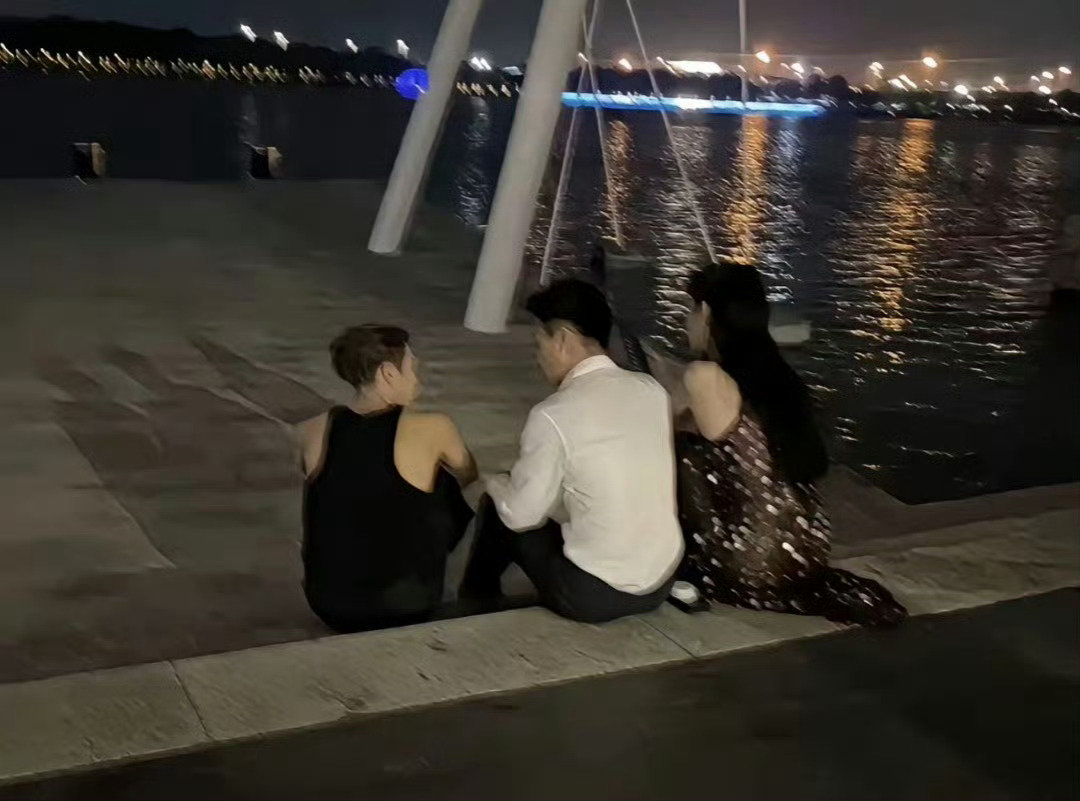 嘉嘉飞法国去参加何猷君奚梦瑶的婚礼了让我想到两年前，他们坐在一起聊天的照片 
