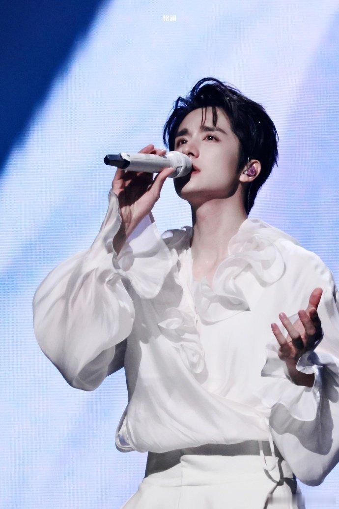 张新成国风新曲戏腔惊艳全场耳机里的版本已经足够动人，现场近距离聆听，这份治愈感只