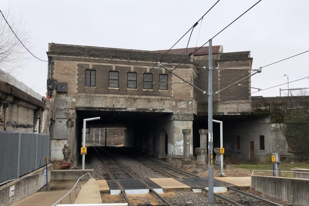 如果你实在不知道美国现在的基建水平是个什么样子，那就看看这几张图吧。

图一是圣