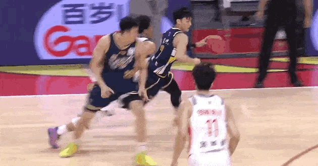 第一节的王少杰真是被徐杰和奎因喂了个爽。广东男篮vs龙狮男篮广东宏远