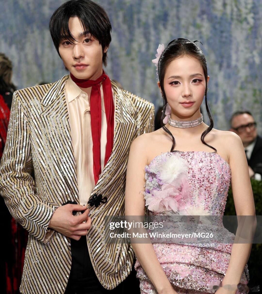 金智秀安孝燮同框红毯偶遇太惊喜，安孝燮和金智秀先后现身 MetGala 现场，自