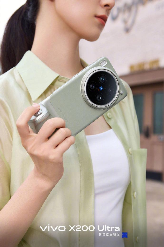 苍霞绿的vivo X200 Ultra专业影像套装和夏天更配 ​​​