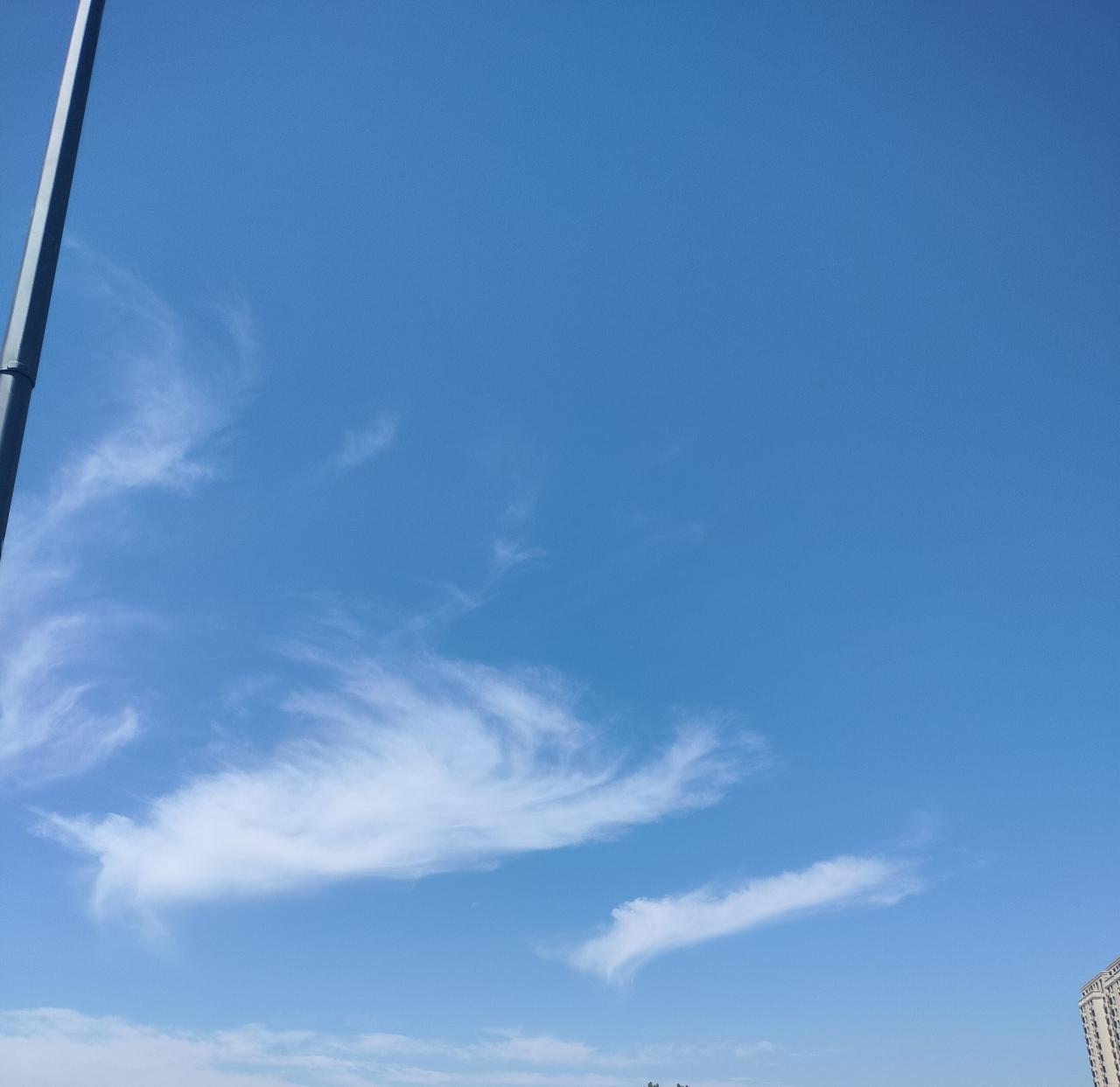 晒一晒你城市的天空燕郊今日天气晴朗，蓝天白云，一派美丽动人的风景。