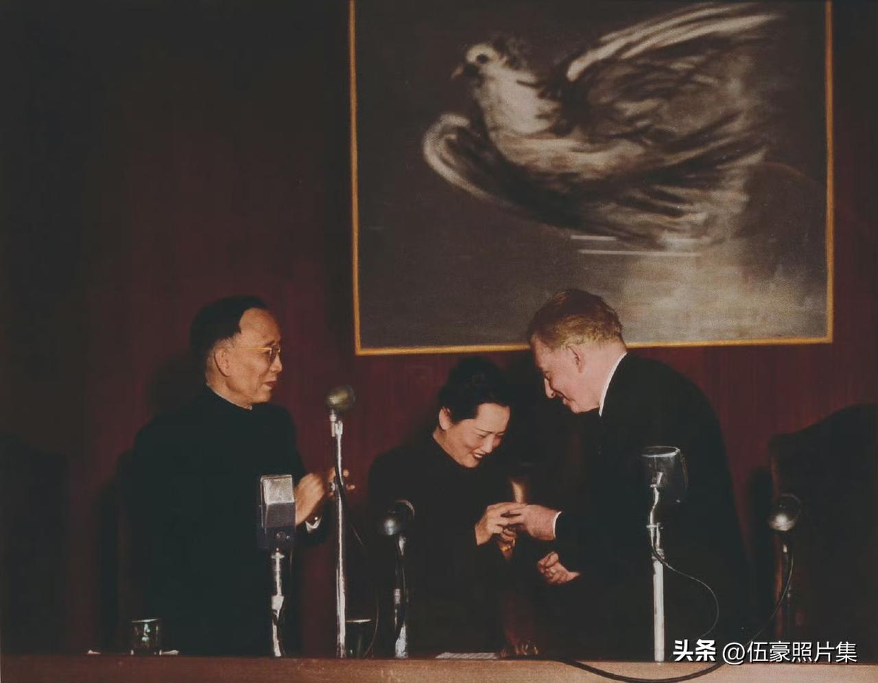 1952年12月，宋庆龄、郭沫若在世界人民和平大会上的老照片。大会期间，宋庆龄发