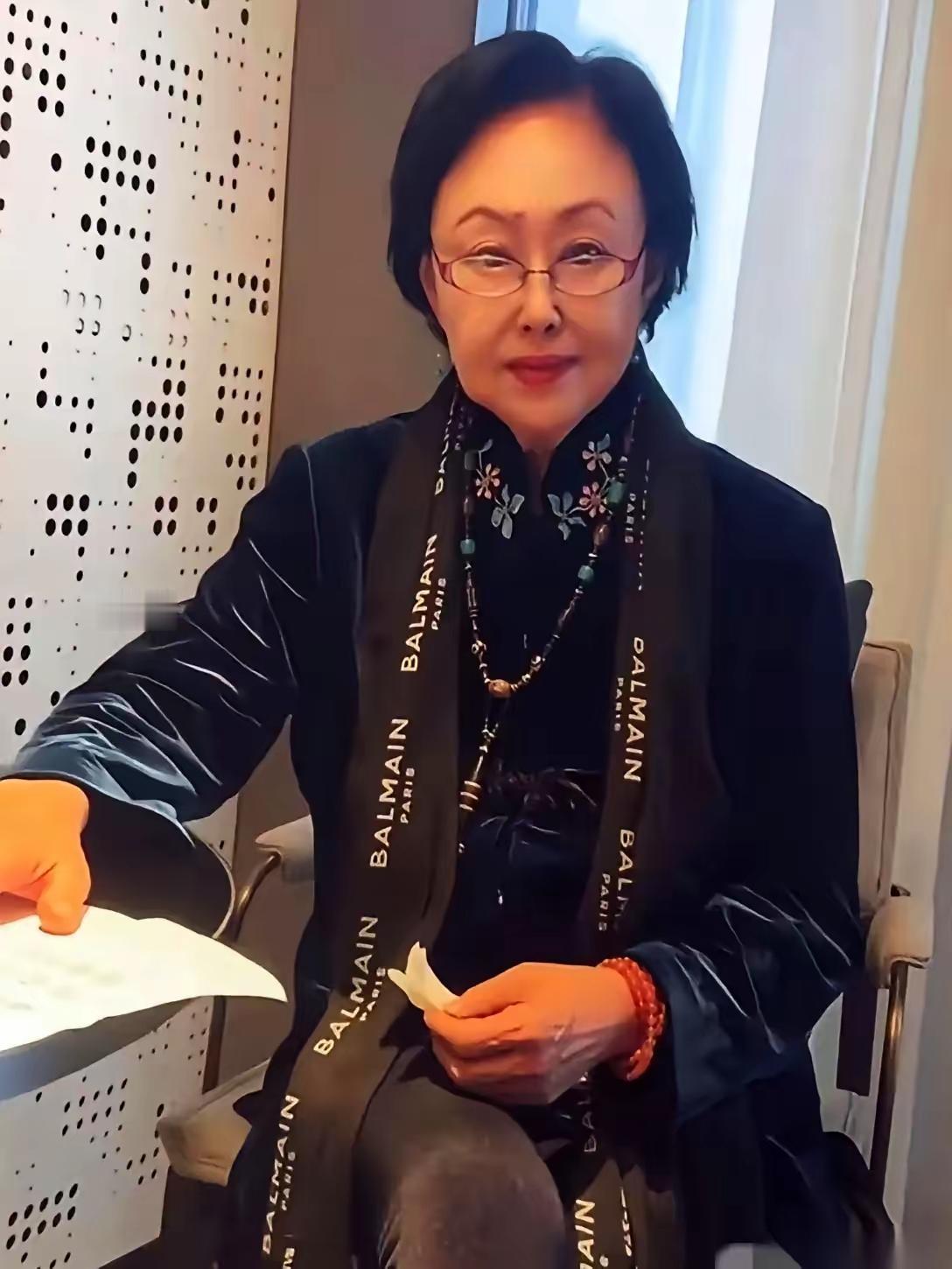 我正在看《康熙王朝》，这可比那里的孝庄太后瘦多了，美多了，精神多了！喜欢看她的演
