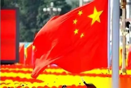 中东这锅水煮到现在，出现了一个极度反常的画面：打人的、挨揍的、旁边吓得哆嗦的，全