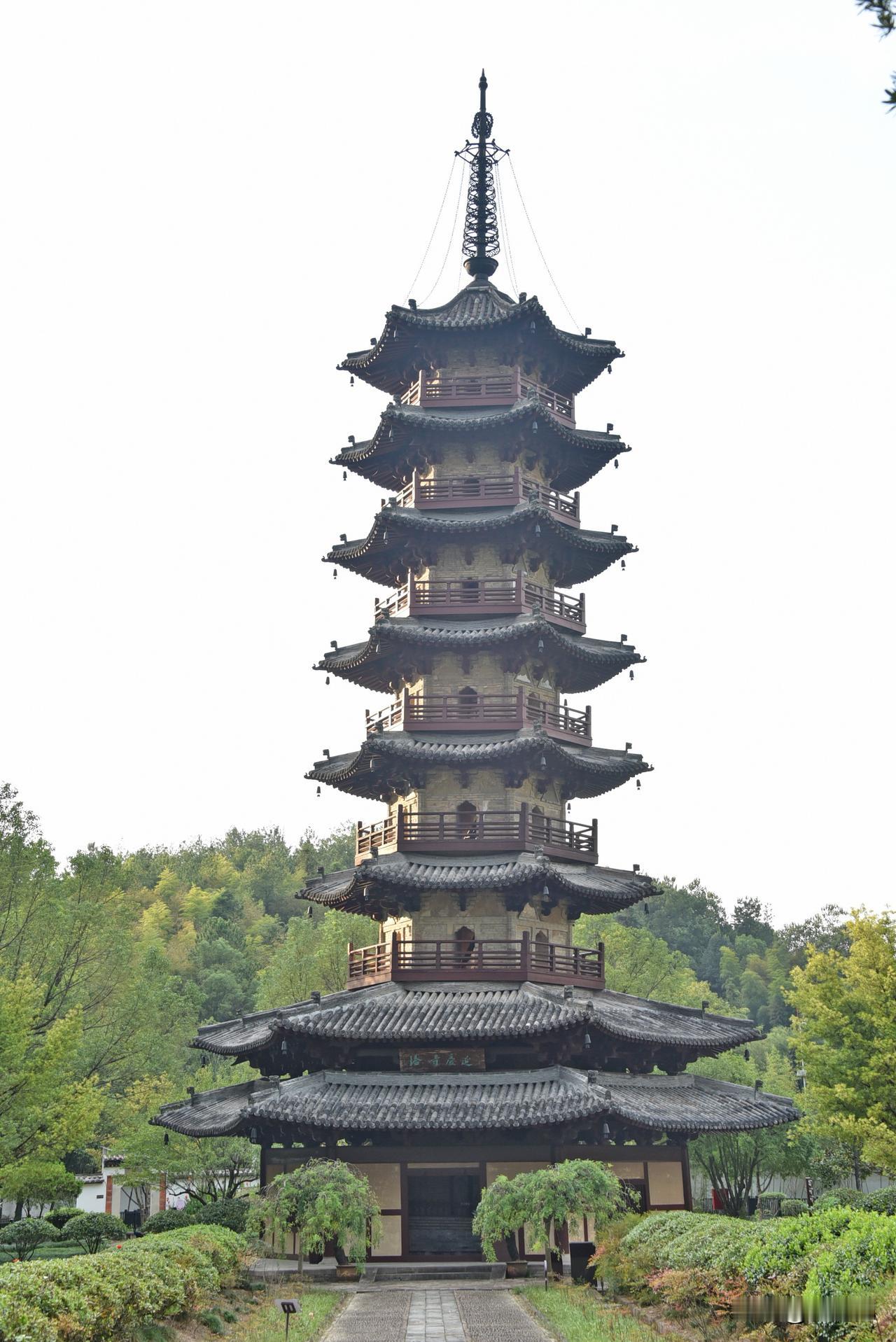 【有点斜，但却是真正的北宋古塔】
一座砖木建筑，能够保存千年，实属不易，经历风雨