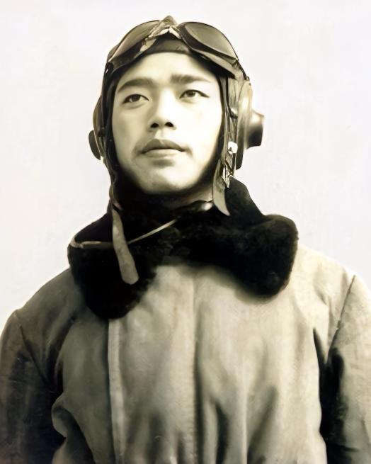 1952年，曾打下9架美军飞机空战王牌赵宝桐对女记者一见钟情，司令员刘亚楼得知后
