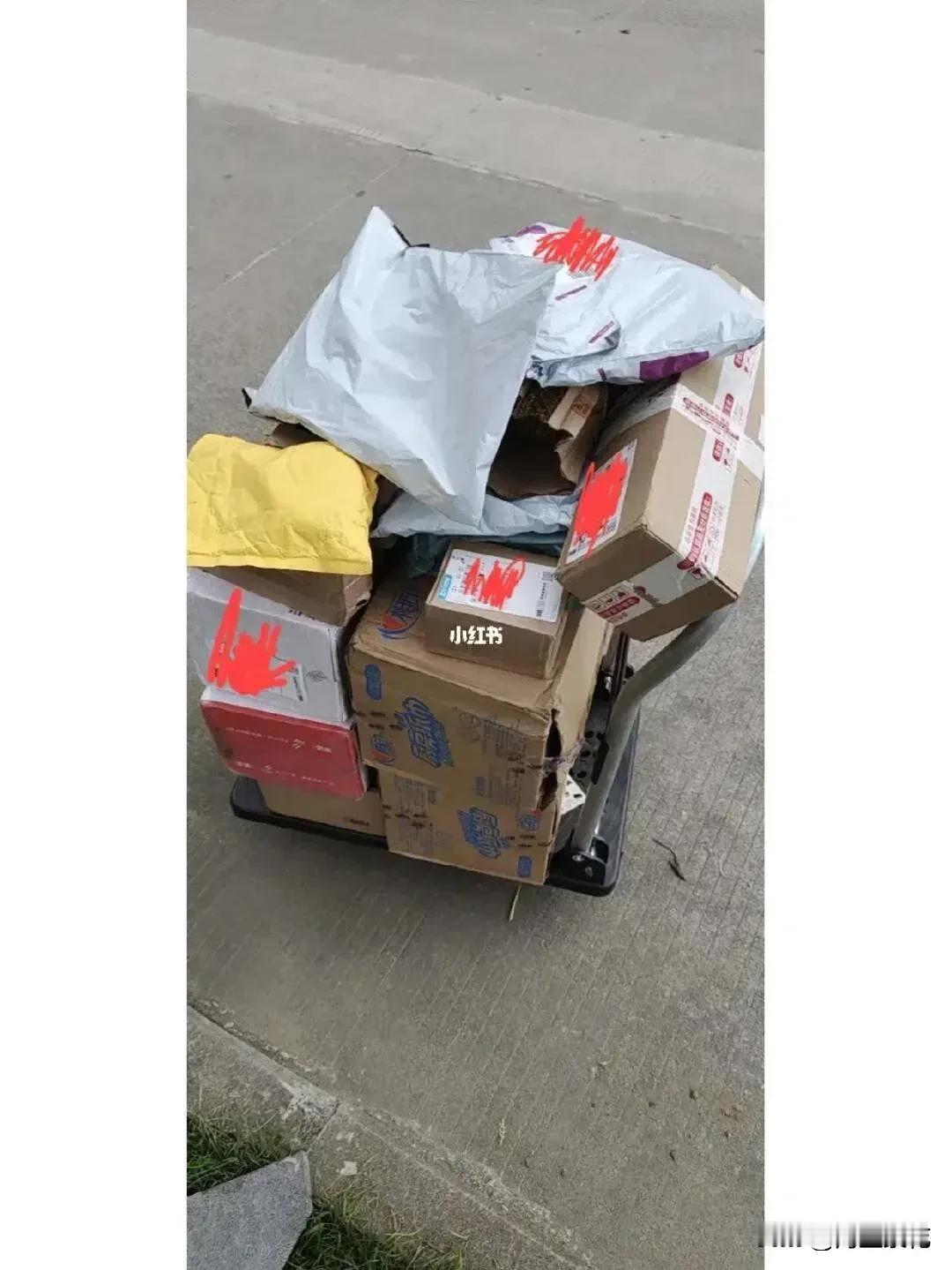 同事：这种人未免也太小气了吧？快递都寄出来了，还要到付邮费。
同事一边拆着快递，