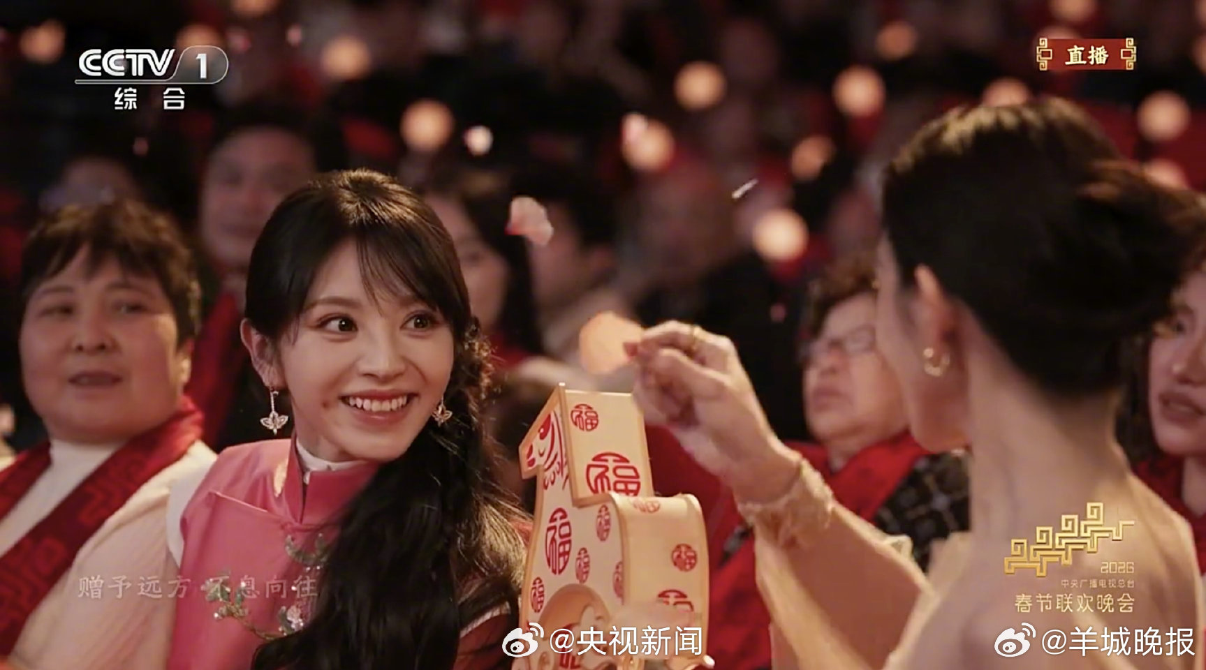 【#春晚这个镜头太美好了#】#花瓣落在田曦薇头顶# 新的一年，愿美好悄悄降临到你