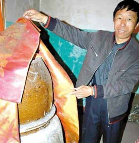 2000年，江西一位农民去世后，他的儿子将遗体放进了一口大缸，村民们纷纷指责他不