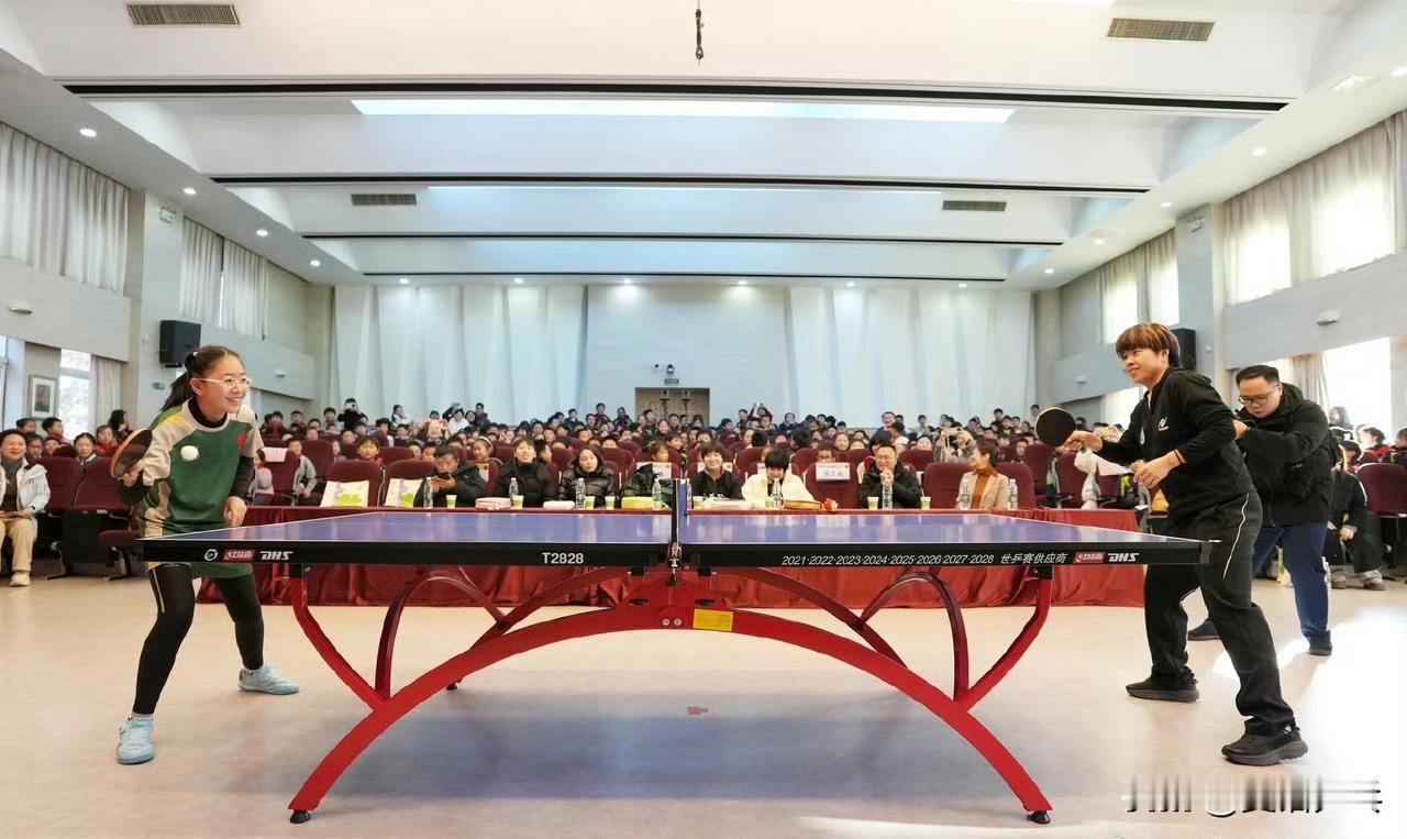 【@乒乓世界TTW】今天，王艺迪、钱天一、蒯曼、覃予萱、杨屹韵五位国乒运动员走进