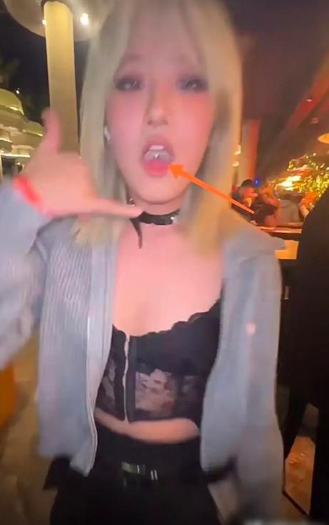 贾静雯现在应该已经管不了大女儿了，她与前夫所生的梧桐妹现如今特别叛逆，平日里的打