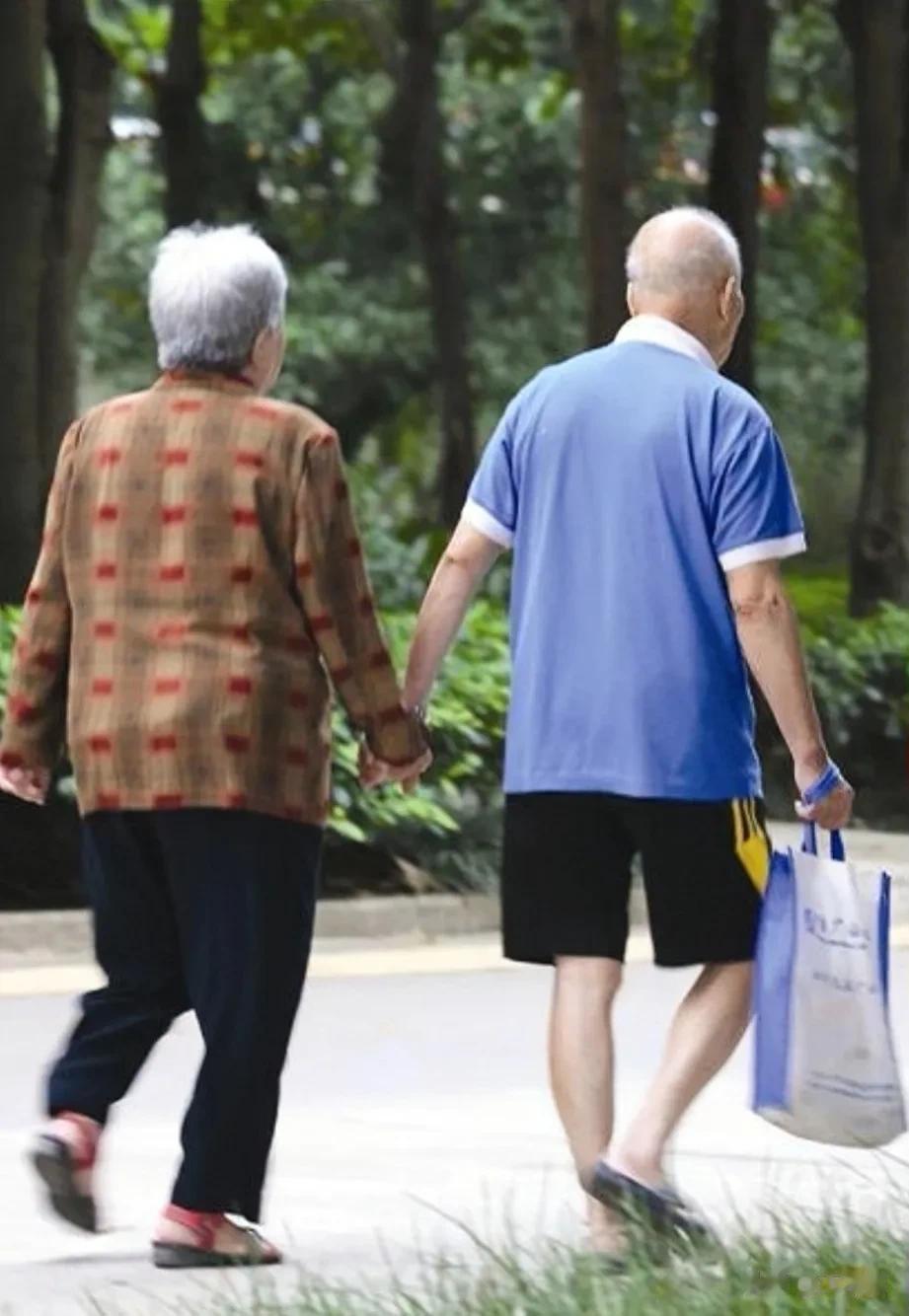 个人觉得，60岁以后，如果能达到以下八个条件，那么你就是人生赢家:

1.老两口