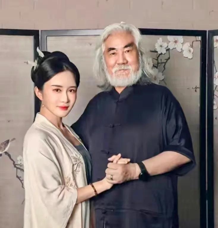 42岁娇妻杜星霖再次怀孕，喜迎龙宝宝。

3月6日晒出验孕棒，B超单。杜星霖已经