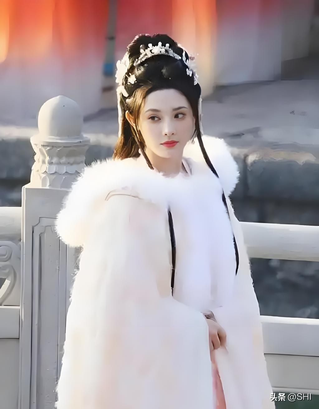 同样是穿“白毛领披风”的古装美人，彭小苒，李一桐，白鹿，赵丽颖，李沁，安以轩，杨