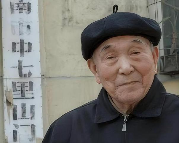他是日本侵华的一名随军军医，因为无法忍受战争的残酷，所以选择半夜逃走。后来娶了中