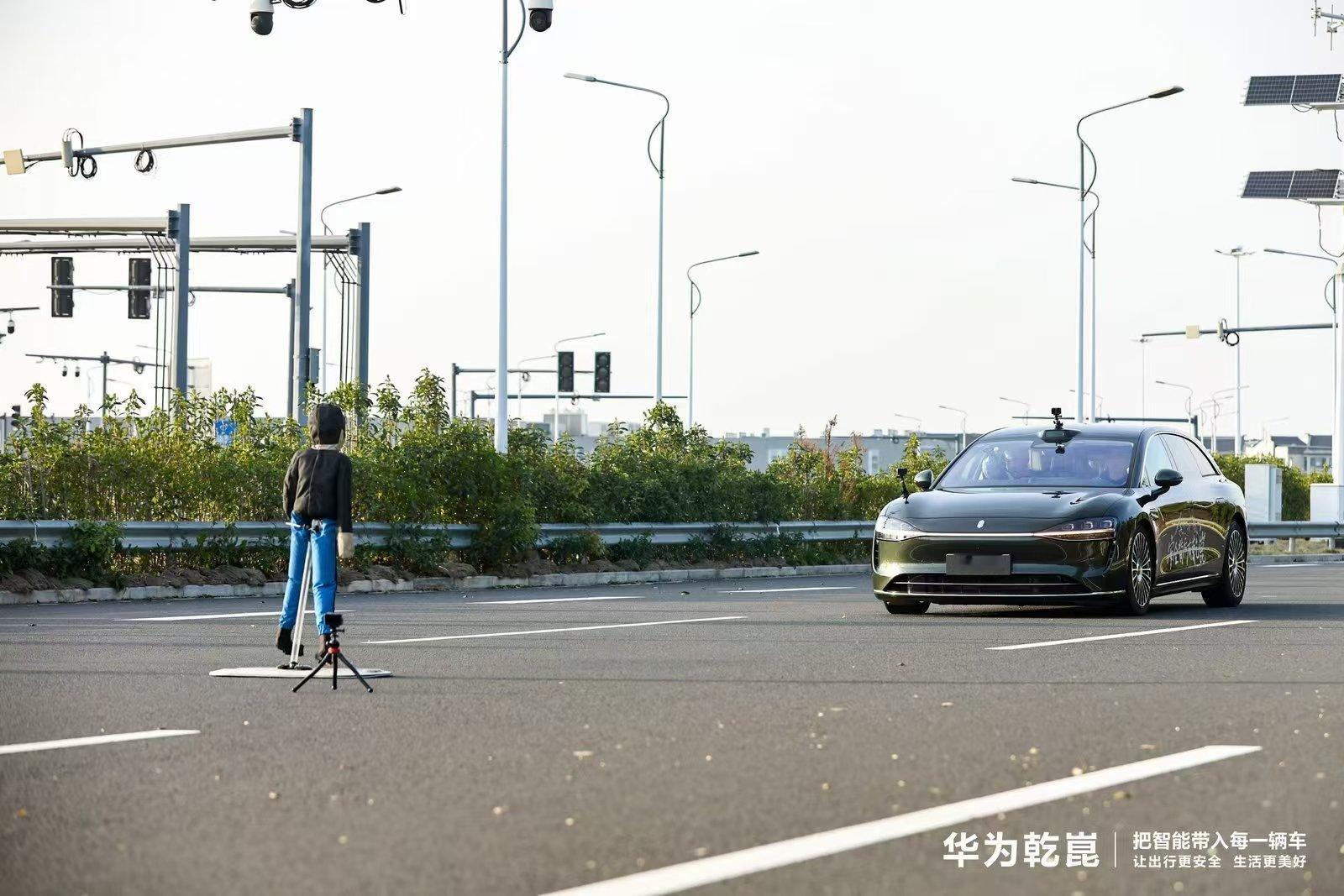 作为常年跑长途、跑过各种路况、遇到过很多极端天气的女车主，看完三联发布的这支华为