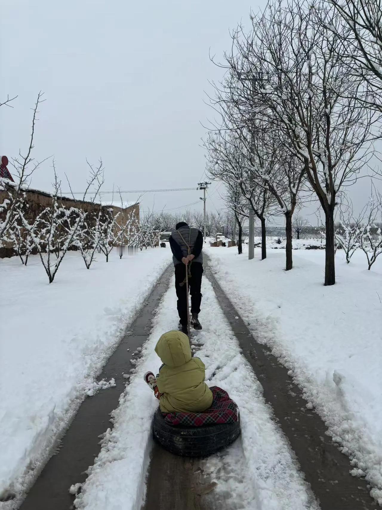 下雪天的快乐……

今年一冬天基本都没有下雪，没想到临近过年下雪了，下的还挺大的