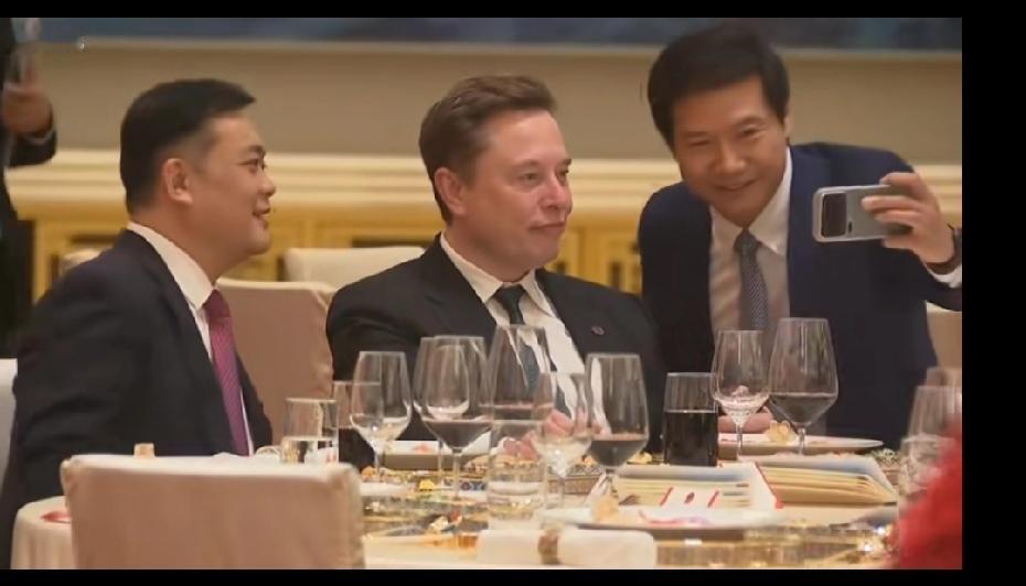 雷军勉强找马斯克合影，但马斯克并没有起身，只是勉强的合影一下。

马斯克也没有过