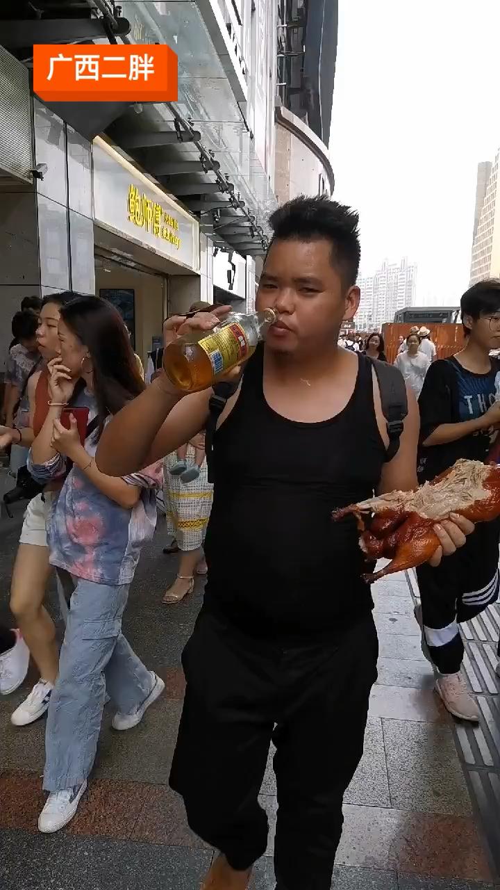 广西二胖中国连锁药店西用商都分店益禾堂。
广西二胖。